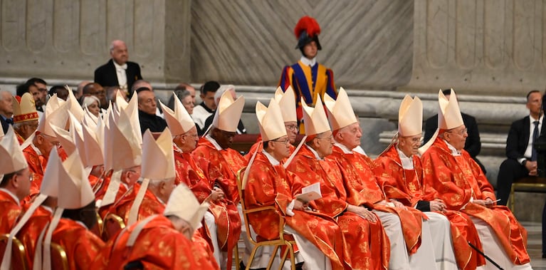 La primera fumata fue negra y sigue el cónclave para elegir al sucesor del papa Francisco