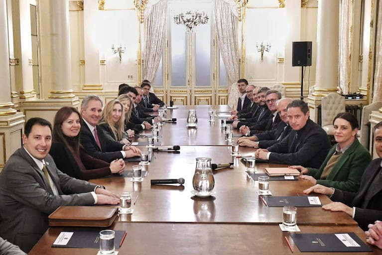 La primera reunión del Gobierno y la Iglesia para organizar la visita de León XIV. Foto: Presidencia.