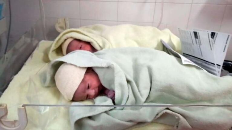 La primeros gemelos en someterse a un procedimiento de extracción de sangre por el cordón umbilical.