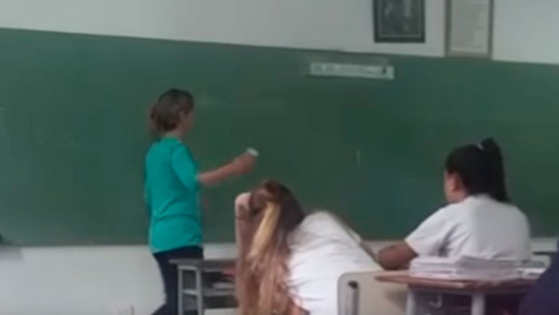 La profesora da clases de Humanística.