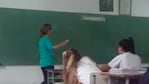 La profesora da clases de Humanística.