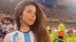 La profesora estuvo en la cancha alentando a la Selección. 