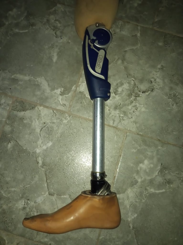 La prótesis que le robaron a Martín Moya en su departamento de Villa Corina.