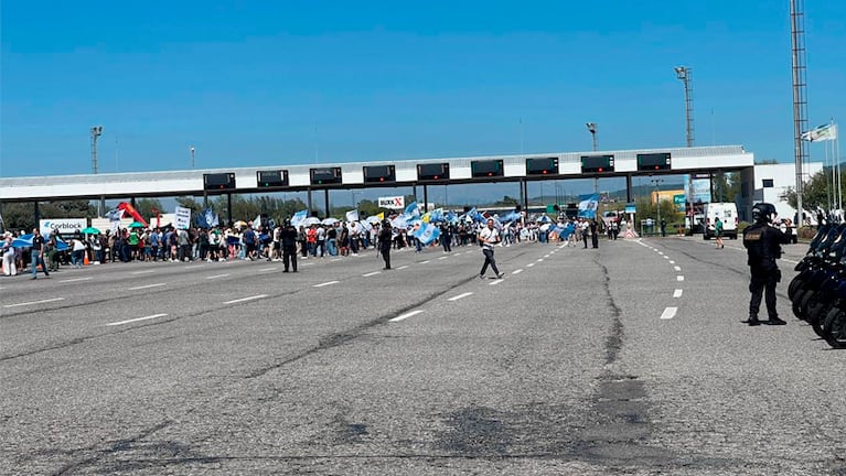 La protesta de gremios estatales en el peaje de la autopista Córdoba-Carlos Paz.