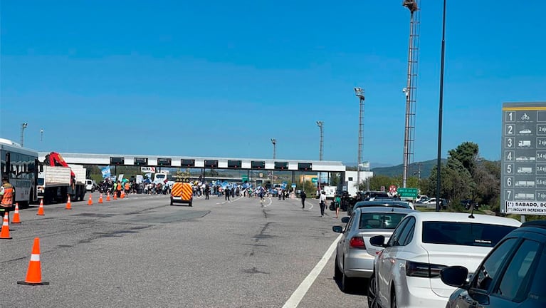La protesta de gremios estatales en el peaje de la autopista Córdoba-Carlos Paz.