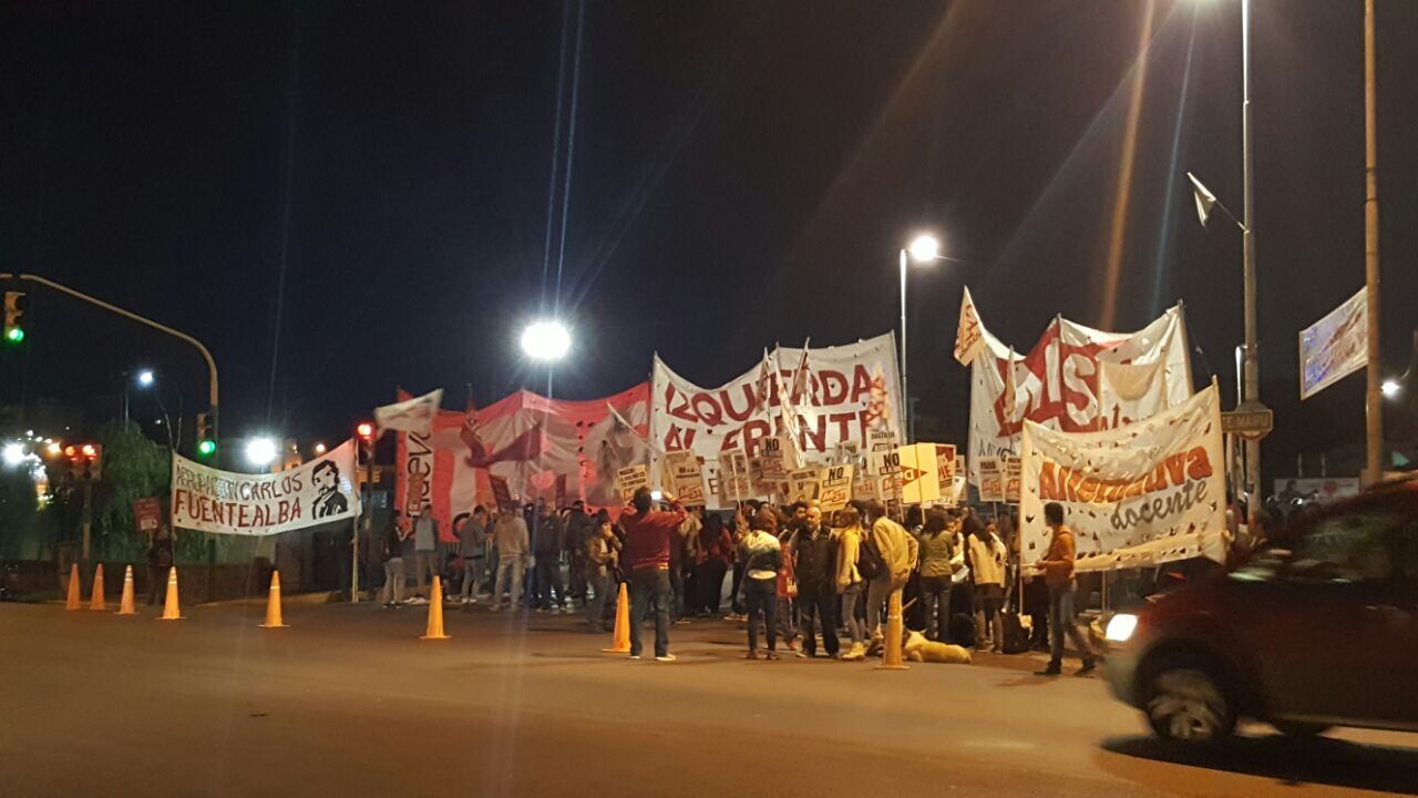 La protesta de la izquierda en el Puente Maipú: Foto: Sebastián Pfaffen.