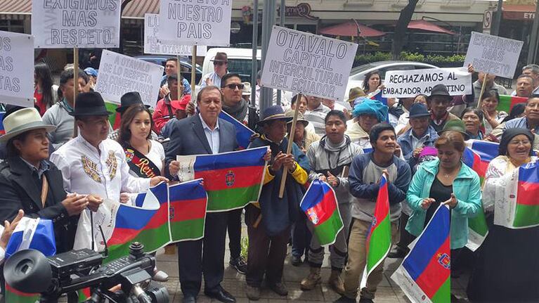 La protesta de los otavaleños contra el embajador Luis Juez.
