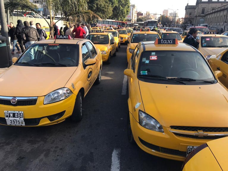 La protesta de taxistas provocaron demoras e inconvenientes en el tránsito.