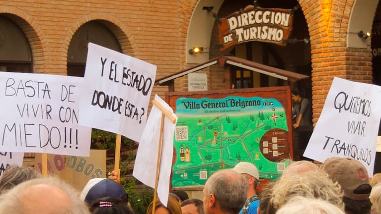 La protesta de vecinos por los robos en Villa General Belgrano.