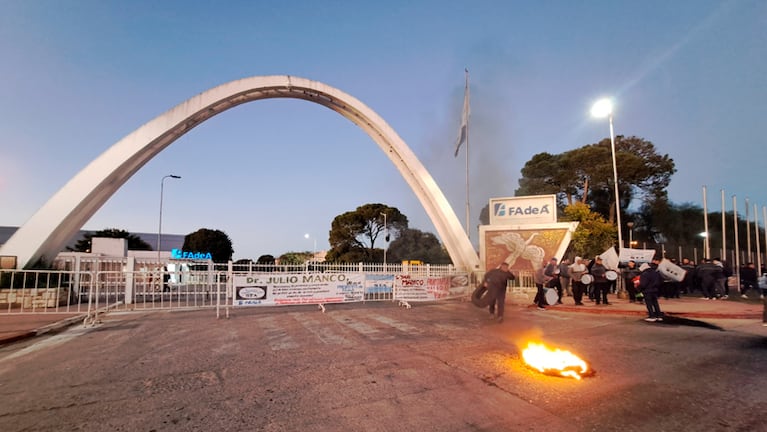 La protesta en Fadea durante la mañana de este lunes. Foto: Juan Pablo Lavisse / El Doce.