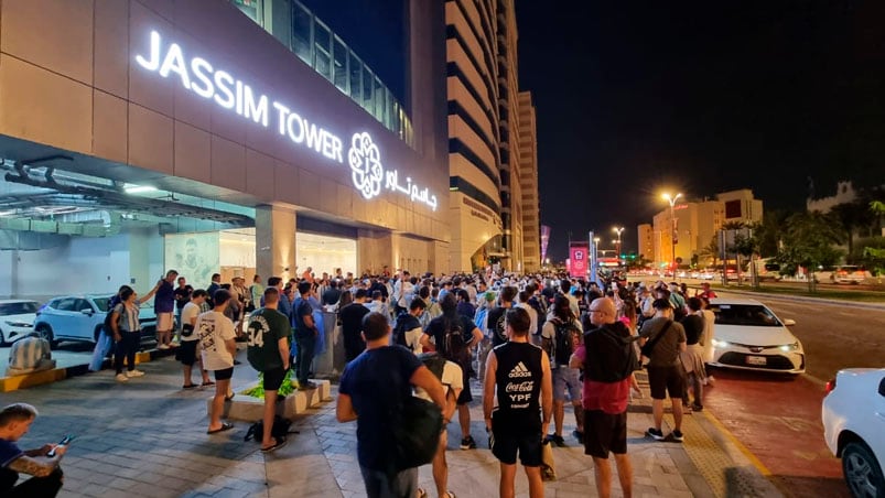 La protesta en la puerta del hotel Jassim Tower. Foto: Lucio Casalla/ElDoce.