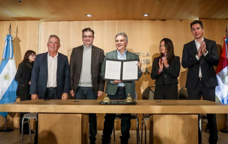 La Provincia firmó el convenio para ampliar el acceso a la red de gas natural.