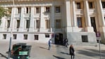 La puerta de acceso a la playa de estacionamiento de Tribunales I.