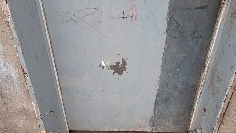 La puerta de la casa que fue baleada. Foto: Juan Pablo Lavisse/ElDoce. 