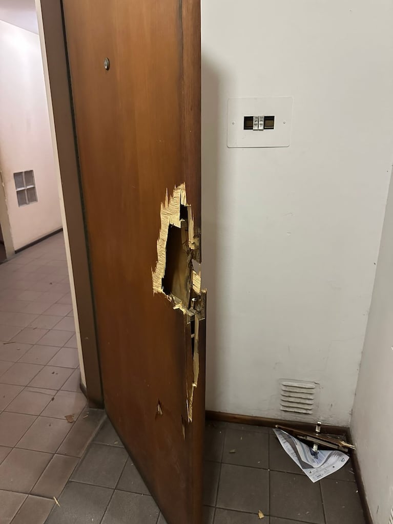 La puerta destruida en el departamento del robo en Chacabuco al 400.
