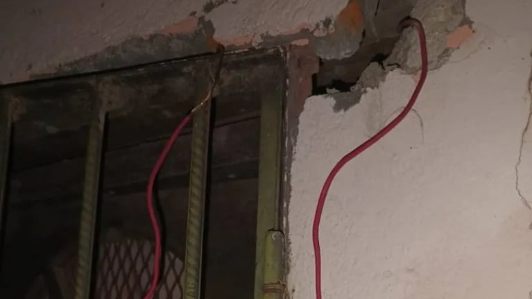 La puerta estaba conectada a cables y resultó una trampa letal para el delincuente.