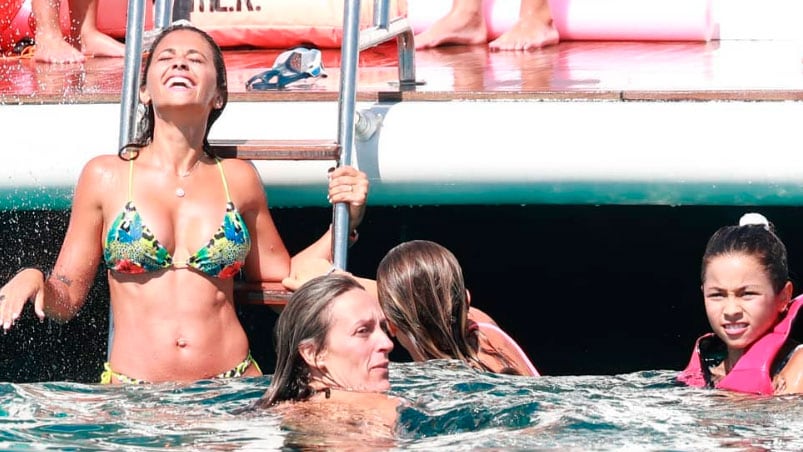 La Pulga y Antonela Roccuzzo junto a sus hijos y amigos en las Islas Baleares.