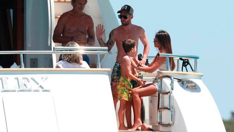 La Pulga y Antonela Roccuzzo junto a sus hijos y amigos en las Islas Baleares.