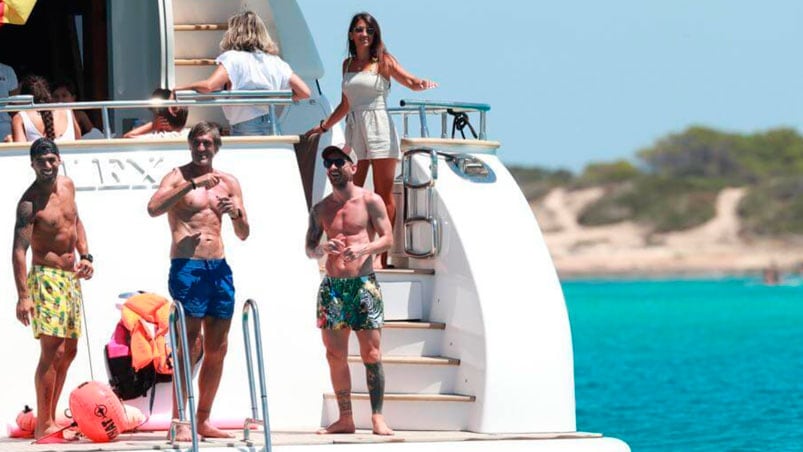 La Pulga y Antonela Roccuzzo junto a sus hijos y amigos en las Islas Baleares.