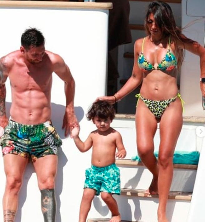 La Pulga y Antonela Roccuzzo junto a sus hijos y amigos en las Islas Baleares.