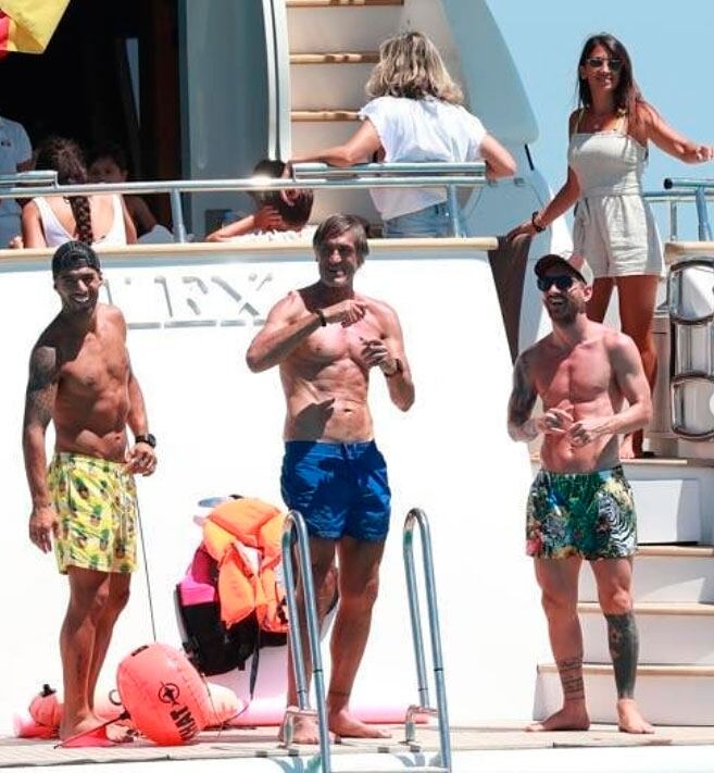 La Pulga y Antonela Roccuzzo junto a sus hijos y amigos en las Islas Baleares.