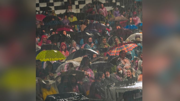La quina luna del Festival se fue bajo la lluvia, pero con el público más fiel. Fotos: Francisco Arias/El Doce. 