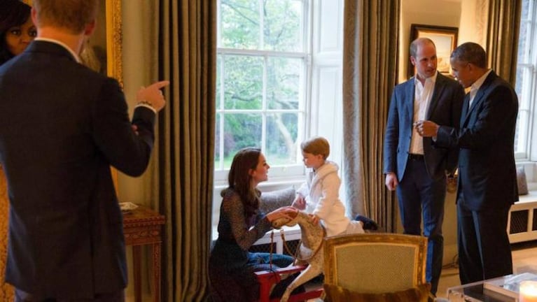 La razón por la que el príncipe William siempre se agacha para hablar con su hijo