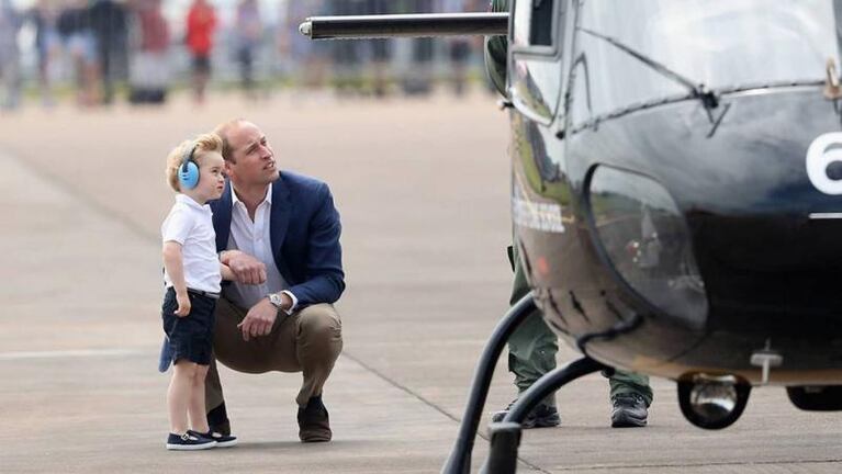 La razón por la que el príncipe William siempre se agacha para hablar con su hijo