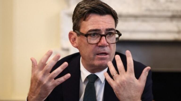La reacción del primer ministro británico, Andy Burnham, a los dichos de Javier Milei.