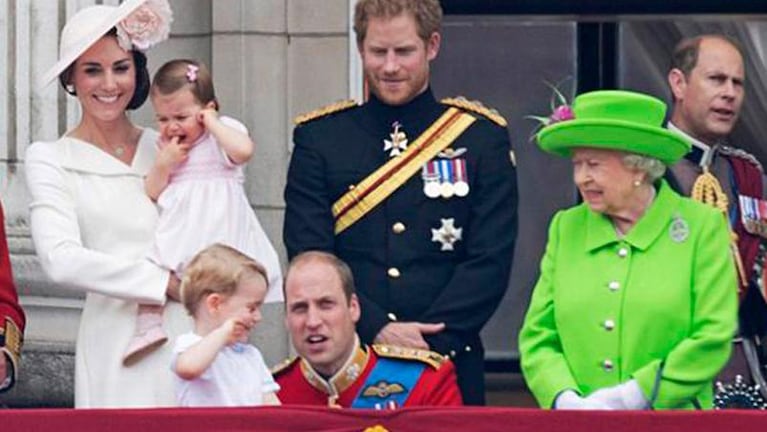La reina Isabel retó a su nieto, el príncipe Guillermo, en pleno acto