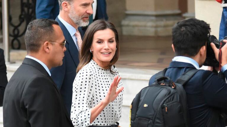 La reina Letizia quedó encantada con los alfajores cordobeses.