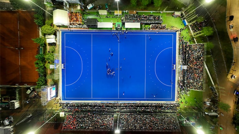 La remodelada cancha de hockey "Soledad García" en el Polo Deportivo Kempes.