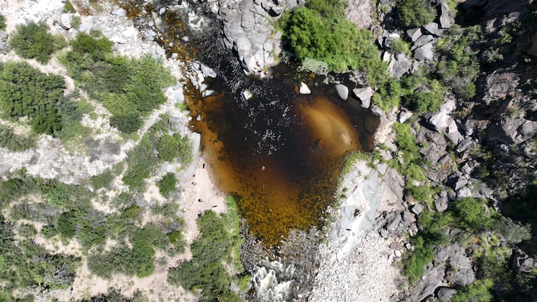 La Reserva Natural 3 Piletas, a 12 kilómetros de San Marcos Sierras, ofrece aguas templadas y cristalinas entre grandes piedras. El lugar combina naturaleza, monte nativo y un paisaje poco explorado por el turismo masivo.
