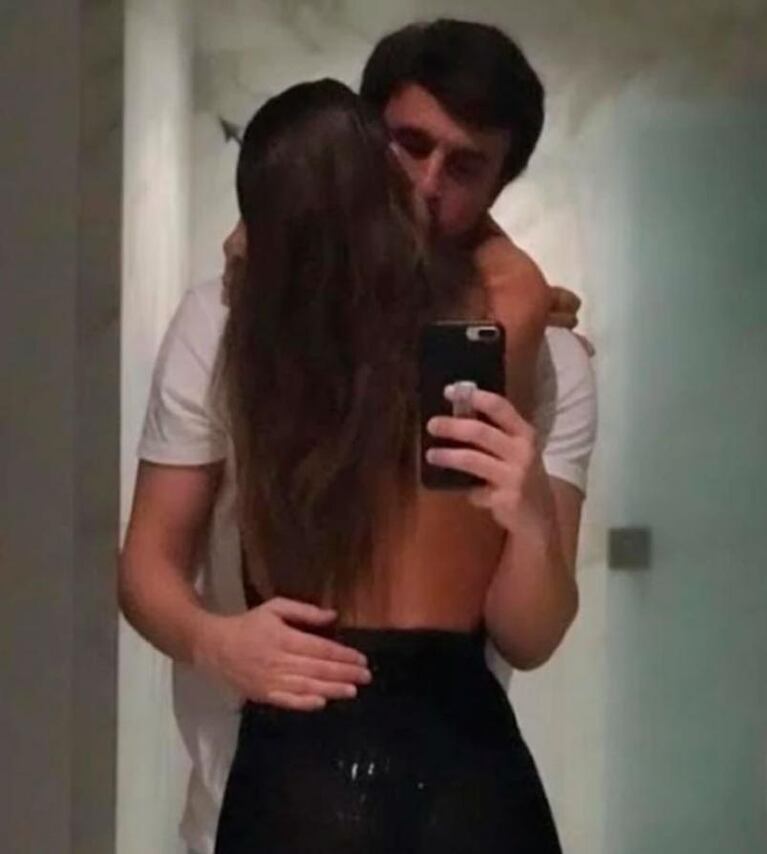 La romántica foto de Pampita junto a su novio