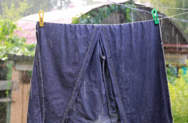 La ropa mojada con agua de lluvia puede arruinarse.