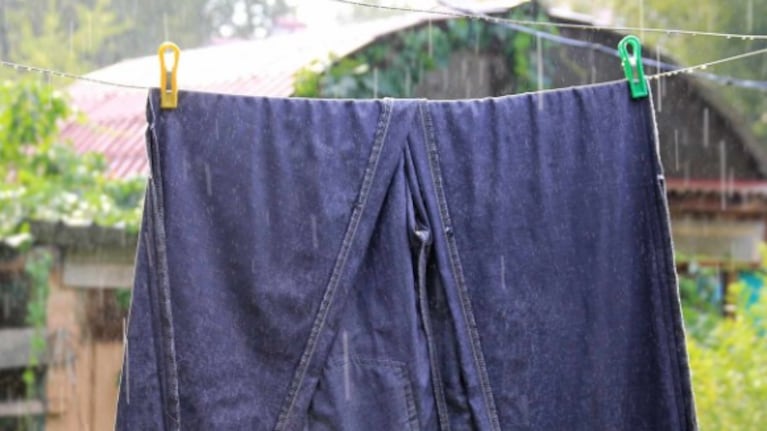 La ropa mojada con agua de lluvia puede arruinarse.