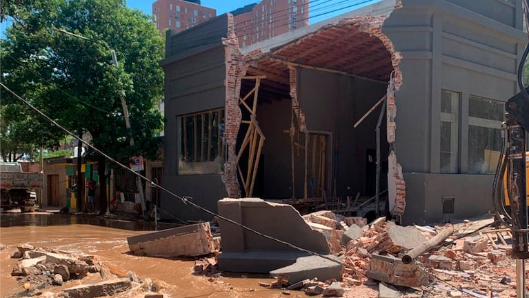 La rotura del caño se produjo en la esquina de Achával Rodríguez y Arturo M. Bas.