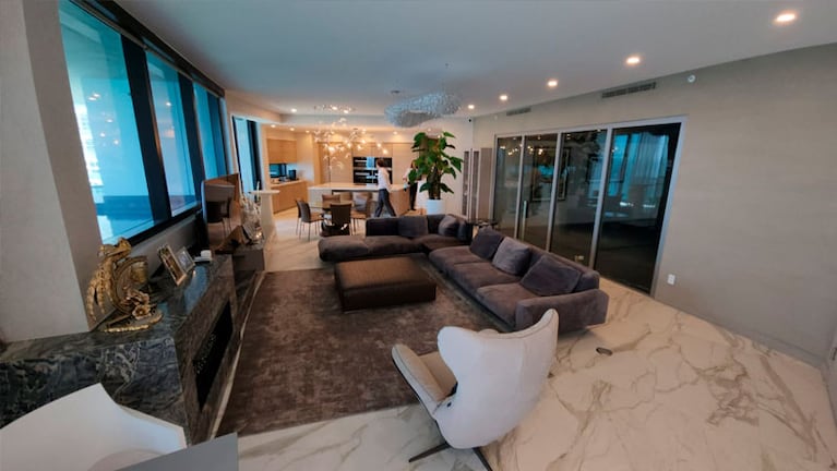 La sala de estar del departamento de Messi en Miami. Foto: Fido Cuestas / El Doce.