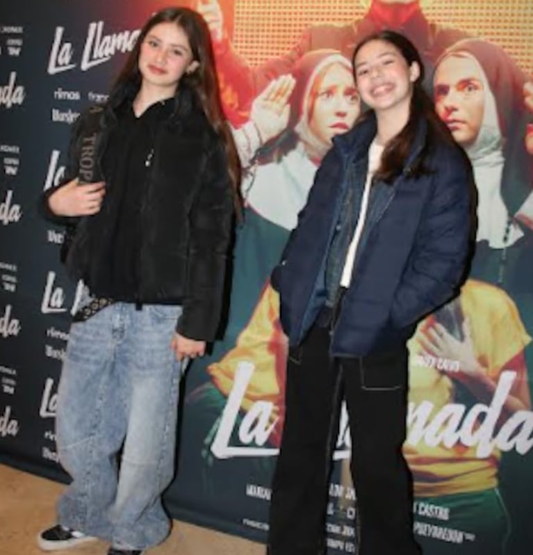 La salida de los actores con sus hijas al teatro.