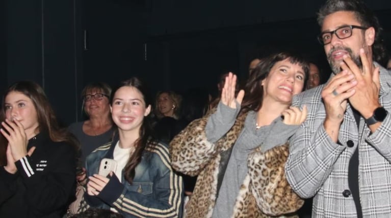 La salida de los actores con sus hijas al teatro.