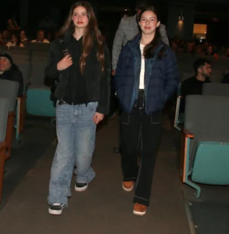 La salida de los actores con sus hijas al teatro.