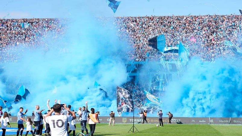 La salida de los equipos fue impresionante. Foto: Lucio Casalla/ElDoce. 