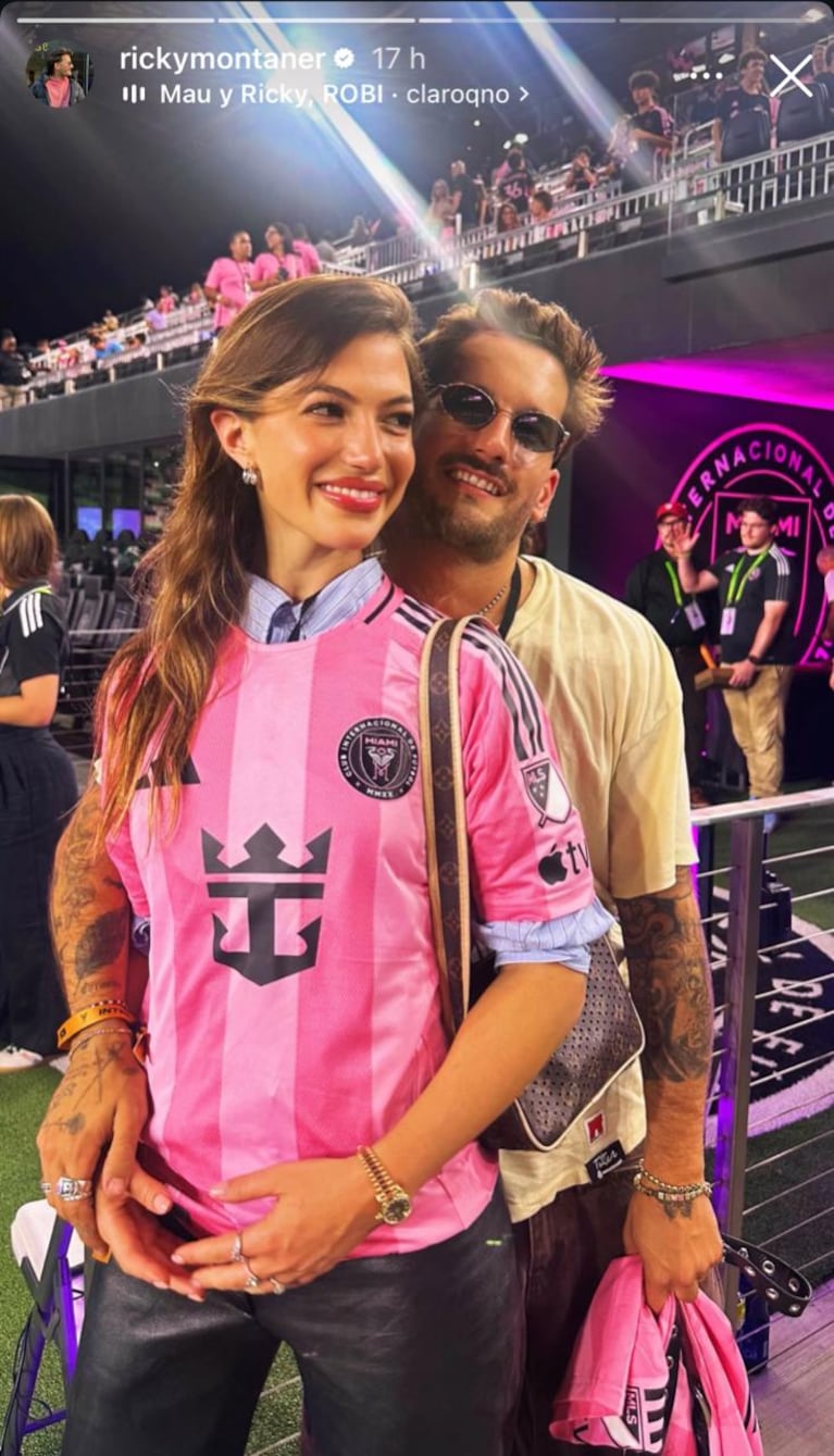 La salida de Ricky Montaner con Stefi Roitman y su familia.
