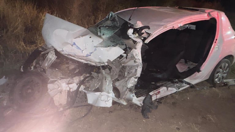 La Sandero quedó destruida por el impacto.