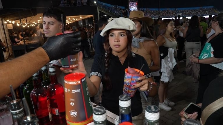 La sangría granizada, la estrella indiscutida entre los puestos de bebidas en Jesús María.