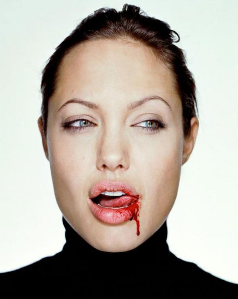 La sangrienta foto que subastan de Angelina Jolie 