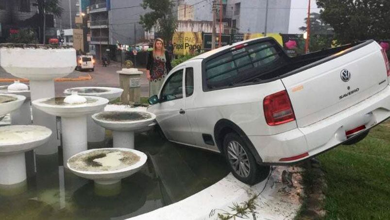 La Saveiro quedó con una de sus ruedas completamente dentro del agua. / Foto: El Diario de Carlos Paz