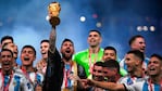 La Scaloneta levantó la Copa del Mundo y le cambió la letra a Muchachos.