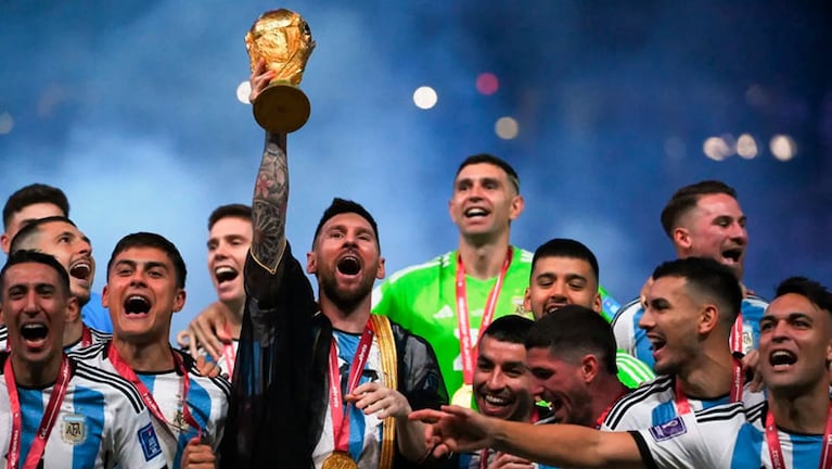 La Scaloneta levantó la Copa del Mundo y le cambió la letra a Muchachos.