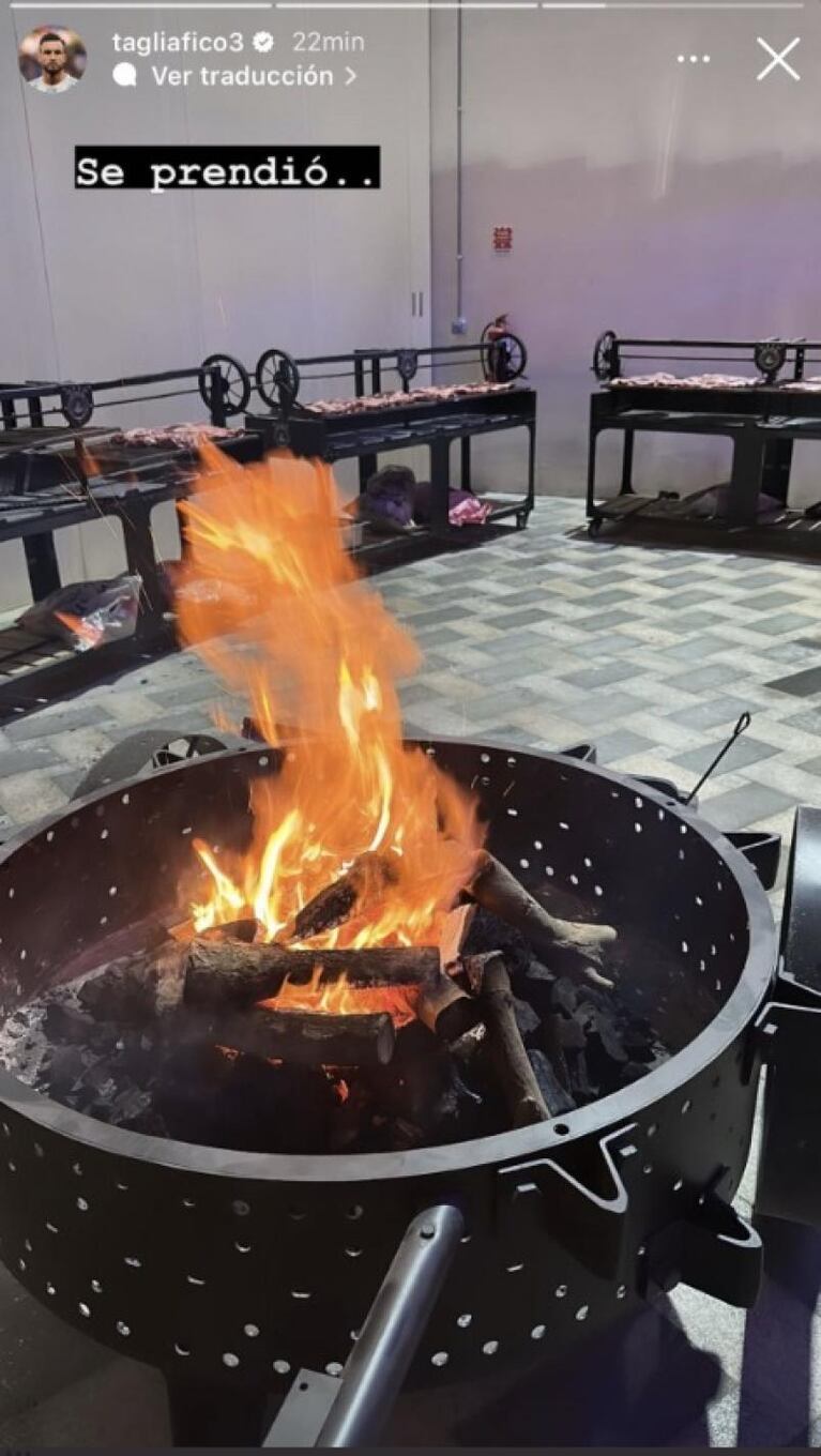 La Scaloneta prendió el fuego y comió el primer asado en Qatar